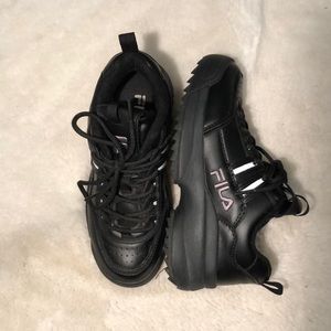 Black chunky fila shoes